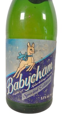 Lot 64 - 1970S VINTAGE BOTTLE OF BABYCHAM WITH FIVE BRANDED GLASSES