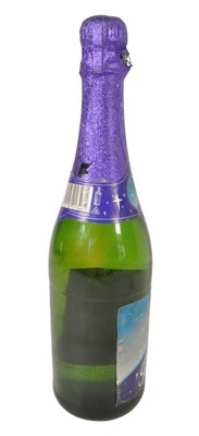 Lot 64 - 1970S VINTAGE BOTTLE OF BABYCHAM WITH FIVE BRANDED GLASSES
