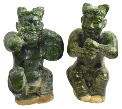 Lot 61 - PAIR OF GREEN GLAZED POTTERY MUSICANI 20世纪唐绿釉乐俑