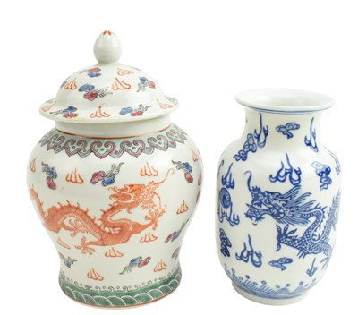 Lot 94 - TWO SMALL 20TH CENTURY CHINESE PORCELAIN VASES 20世纪青花瓶和粉彩盖罐