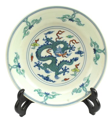 Lot 27 - 20TH CENTURY CHINESE DOUCAI PORCELAIN PLATE 20世纪 成化款 斗彩龙纹盘