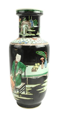 Lot 30 - QING FAMILLE NOIRE PORCELAIN ROULEAU VASE 清 墨地五彩人物板锤瓶