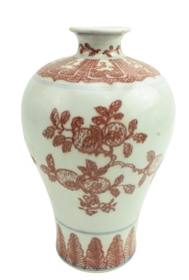 Lot 71 - 20TH CENTURY BLUE & WHITE COPPER RED MEIPING VASE 青花釉里红石榴瓶