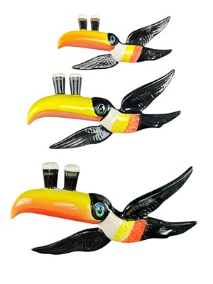 Lot 6 - GUINNESS - CARLTON WARE - SET OF THREE VINTAGE CERAMIC GRADUATING WALL DECORATIVE TOUCANS