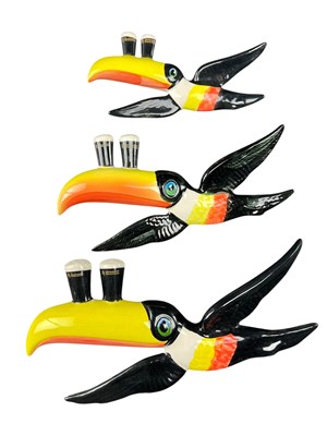 Lot 89 - GUINNESS - CARLTON WARE - SET OF THREE VINTAGE CERAMIC GRADUATING WALL DECORATIVE TOUCANS