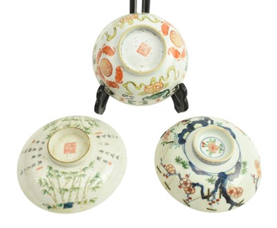 Lot 74 - FOUR QING DNYASTY PORCELAIN BOWLS & DISHES 清 粉彩陶瓷碗和碟子一组
