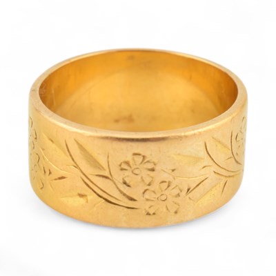 Lot 290 - HALLMARKED 22CT GOLD ENGRAVED BAND RING