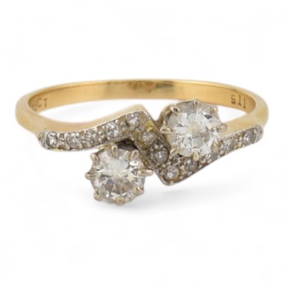 Lot 89 - 18CT GOLD & DIAMOND CROSSOVER RING