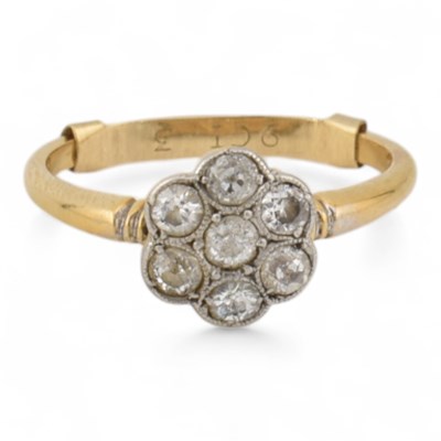 Lot 76 - 18CT GOLD & DIAMOND DAISY RING