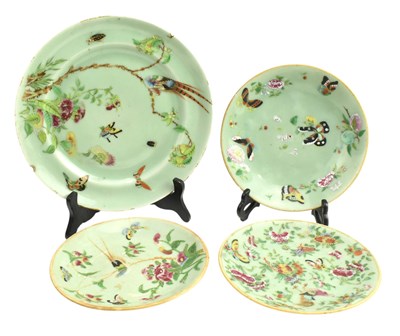 Lot 134 - FIVE QING DYNASTY PORCELAIN PIECES 清 豆青釉粉彩盘子一组
