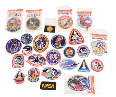 Lot 113 - NASA INTEREST - LARGE COLLECTION OF SPACE PROGRAM PATCHES