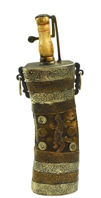 Lot 76 - 19TH CENTURY OTTOMAN METAL & BONE GUNPOWDER FLASK 19世纪金属和骆驼骨火药瓶
