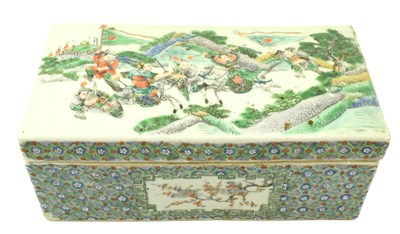 Lot 8 - QING XIANFENG FAMILLE VERTE PEN BOX 清 咸丰五彩人物笔盒