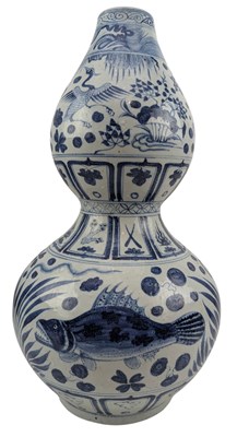 Lot 98 - LARGE CHINESE YUAN STYLE BLUE AND WHITE DOUBLE GOURD VASE 青花鱼藻纹葫芦瓶