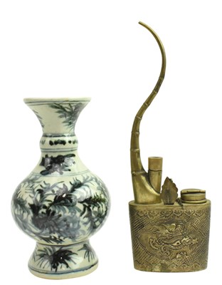 Lot 109 - 20TH CENTURY CHINESE BLUE & WHITE VASE AND A BRASS WATER PIPE