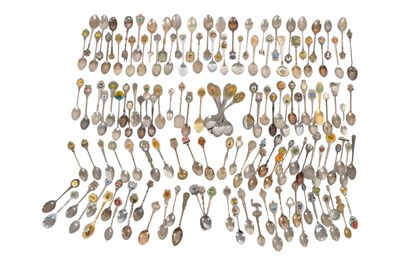 Lot 331 - COLLECTION OF VINTAGE SOUVENIR / COMMEMORATIVE GIFTWARE TEA SPOONS