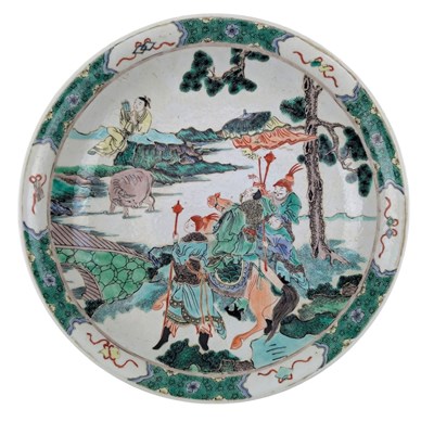 Lot 22 - QING DYNASTY FAMILLE VERTE PORCELAIN CHARGER 清 五彩人物盘