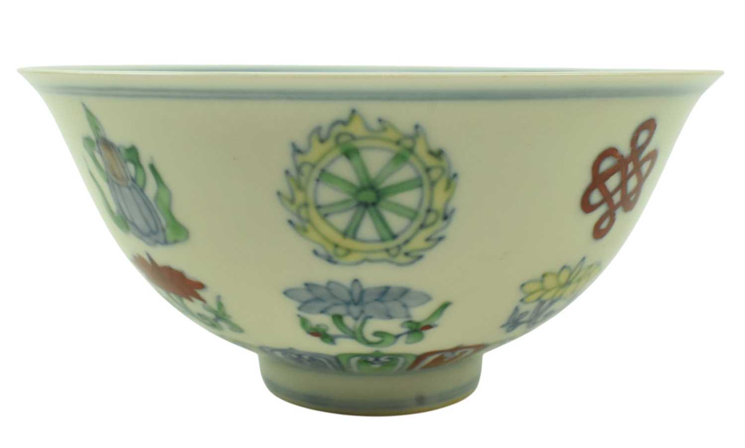Lot 12 - CHINESE DOUCAI 'EIGHT BUDDHIST EMBLEMS' PORCELAIN BOWL 鬥彩蓮托八吉祥紋盌