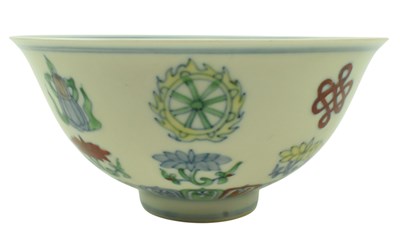 Lot 12 - CHINESE DOUCAI 'EIGHT BUDDHIST EMBLEMS' PORCELAIN BOWL 鬥彩蓮托八吉祥紋盌
