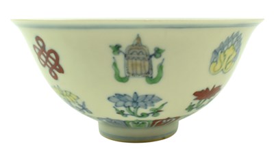 Lot 12 - CHINESE DOUCAI 'EIGHT BUDDHIST EMBLEMS' PORCELAIN BOWL 鬥彩蓮托八吉祥紋盌