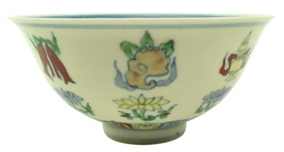 Lot 12 - CHINESE DOUCAI 'EIGHT BUDDHIST EMBLEMS' PORCELAIN BOWL 鬥彩蓮托八吉祥紋盌