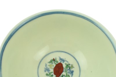 Lot 12 - CHINESE DOUCAI 'EIGHT BUDDHIST EMBLEMS' PORCELAIN BOWL 鬥彩蓮托八吉祥紋盌
