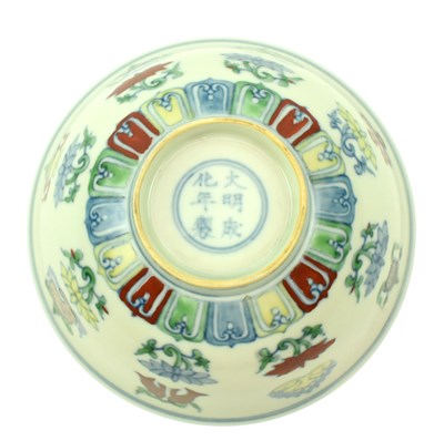 Lot 12 - CHINESE DOUCAI 'EIGHT BUDDHIST EMBLEMS' PORCELAIN BOWL 鬥彩蓮托八吉祥紋盌