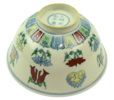 Lot 12 - CHINESE DOUCAI 'EIGHT BUDDHIST EMBLEMS' PORCELAIN BOWL 鬥彩蓮托八吉祥紋盌