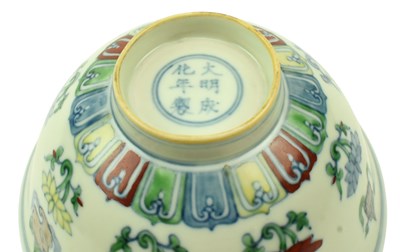 Lot 12 - CHINESE DOUCAI 'EIGHT BUDDHIST EMBLEMS' PORCELAIN BOWL 鬥彩蓮托八吉祥紋盌