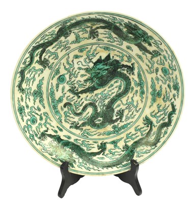 Lot 75 - CHINESE GREEN ENAMELED 'DRAGON' CHARGER 康熙款绿彩龙纹盘
