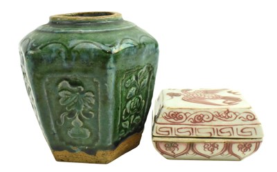 Lot 133 - QING SHIWAN TURQ GLAZED JAR & AN UNDERGLAZED RED SEAL BOX 清 石湾六角罐和釉里红凤纹印泥盒