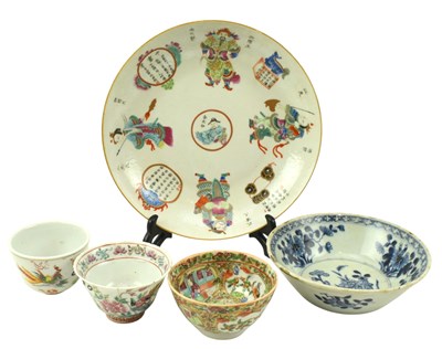 Lot 83 - THREE 19/20TH CENTURY CHINESE PORCELAIN PIECES 19/20世纪青花粉彩陶瓷三件
