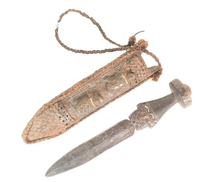 Lot 243 - EARLY 20TH CENTURY CONGOLESE TRIBAL DAGGER