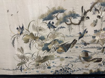 Lot 100 - 18/19TH CENTURY CHINESE EMBROIDERY WALL HANGING 清 花鸟图手绣