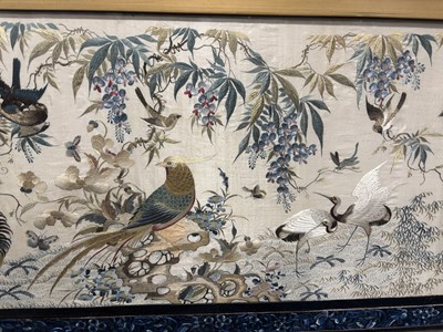 Lot 100 - 18/19TH CENTURY CHINESE EMBROIDERY WALL HANGING 清 花鸟图手绣