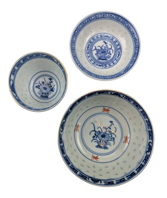 Lot 85 - THREE 20TH CENTURY RICE GRAIN PORCELAIN ITEMS 清末民初玲珑杯和碗