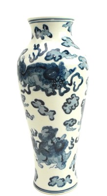 Lot 130 - 20TH CENTURY CHINESE BLUE AND WHITE VASE 20世纪青花狮子戏球·瓶