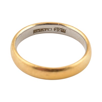 Lot 384 - 22CT GOLD & PLATINUM BAND RING