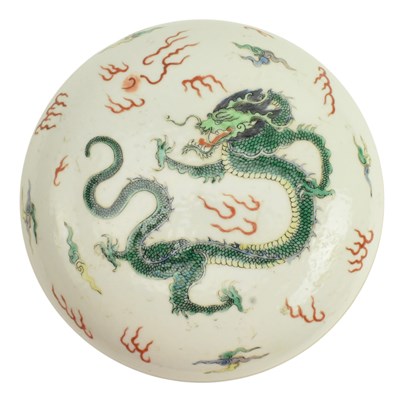 Lot 44 - LARGE LATE QING WUCAI FAMILLE VERTE SEAL BOX 清末民初五彩云龙纹印泥盒