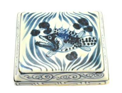 Lot 146 - CHINESE BLUE AND WHITE 'FISH & ALGAE' SEAL BOX 青花鱼藻纹印泥盒