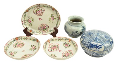 Lot 112 - QING DYNASTY BLUE &WHITE JAR AND SEAL BOX 清 青花罐和印泥盒