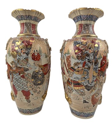 Lot 81 - PAIR OF 19TH CENTURY JAPANESE SATSUMA VASES 19世纪日本摩萨人物瓶一对
