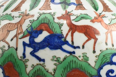 Lot 60 - 19TH CENTURY CHINESE WUCAI FAMILLE VERTE 'HUNDRED DEER' JAR 五彩百鹿罐