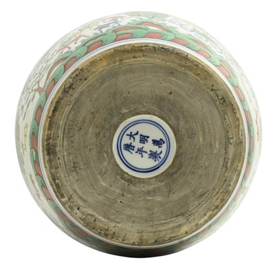 Lot 60 - 19TH CENTURY CHINESE WUCAI FAMILLE VERTE 'HUNDRED DEER' JAR 五彩百鹿罐