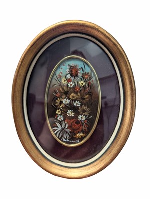 Lot 355 - EARLY 20TH CENTURY VINTAGE OVAL FRAMED FLORAL PAINTING