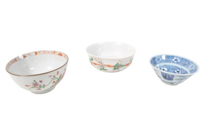 Lot 142 - THREE CHINESE 18TH / 19TH CENTURY PORCELAIN BOWLS