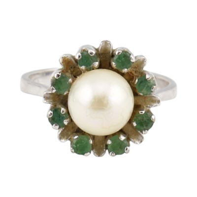Lot 265 - 14CT WHITE GOLD PEARL & EMERAL HALO RING