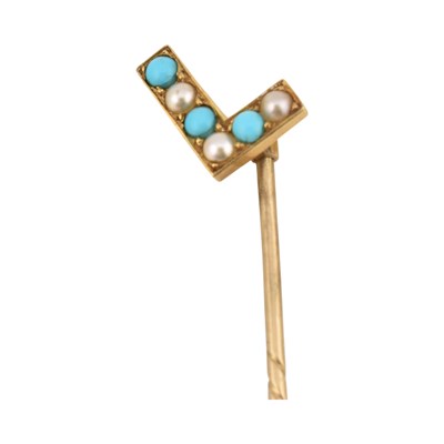 Lot 126 - EARLY 2OTH CENTURY GOLD TURQUOISE & PEARL INITIAL 'L' LAPEL PIN