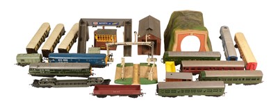 Lot 404 - MODEL RAILWAY - COLLECTION OF OO GAUGE LOCOS & ACCESSORIES