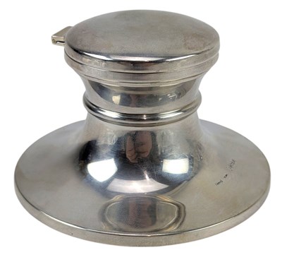 Lot 152 - 20TH CENTURY HALLMARKED SILVER CAPSTAN INKWELL
